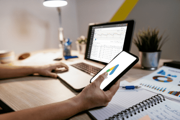 Hombre revisando campaÃ±as en Google Ads 
