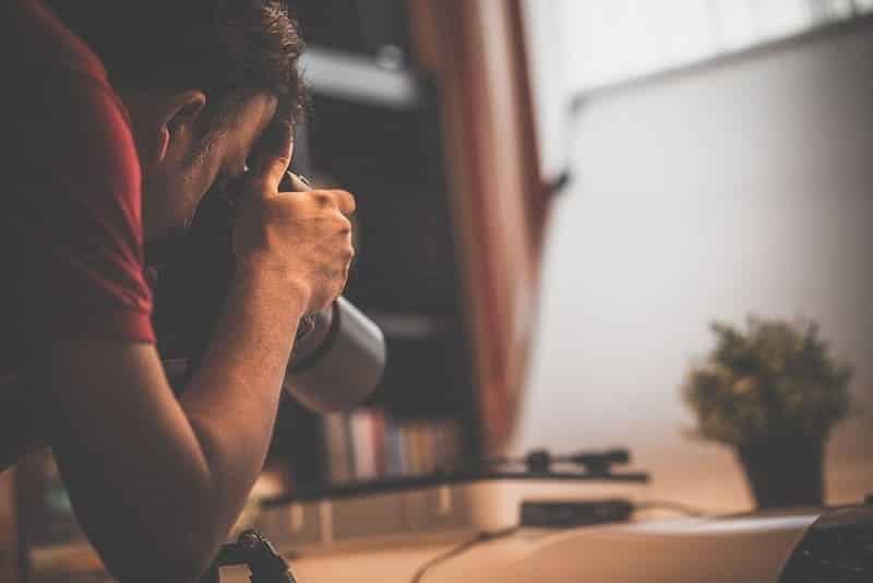 Fotografía Profesional: Los aspectos que le darán vida a tu empresa beneficio de una fotografia profesional 800x534 1 hombre haciendo fotografía profesional de producto en bogota