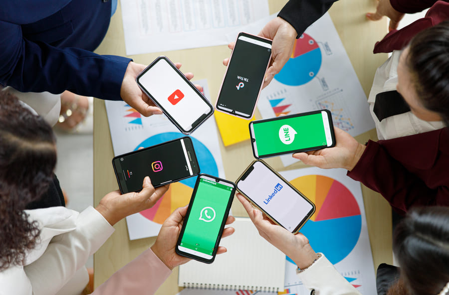 10 estrategias de marketing online para impulsar tu negocio en lÃnea bangkok tailandia 6 agosto 2021 personas tienen telefonos inteligentes diferentes marcas sistemas operativos varios logotipos aplicaciones sociales twitter instagram tiktok linkedin line youtube social media en el marketing digital