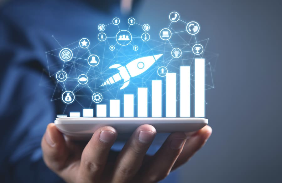 10 estrategias de marketing online para impulsar tu negocio en lÃnea hombre mostrando cohete grafico iconos red inicio financiero exito crecimiento crecimiento digital acelerado