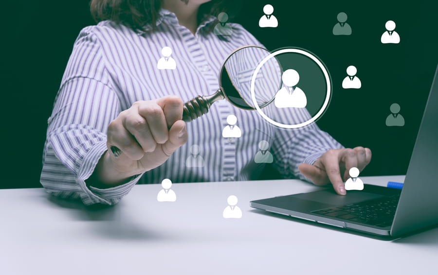 10 estrategias de marketing online para impulsar tu negocio en lÃnea mujer traje sienta mesa trabaja computadora atraer clientes potenciales