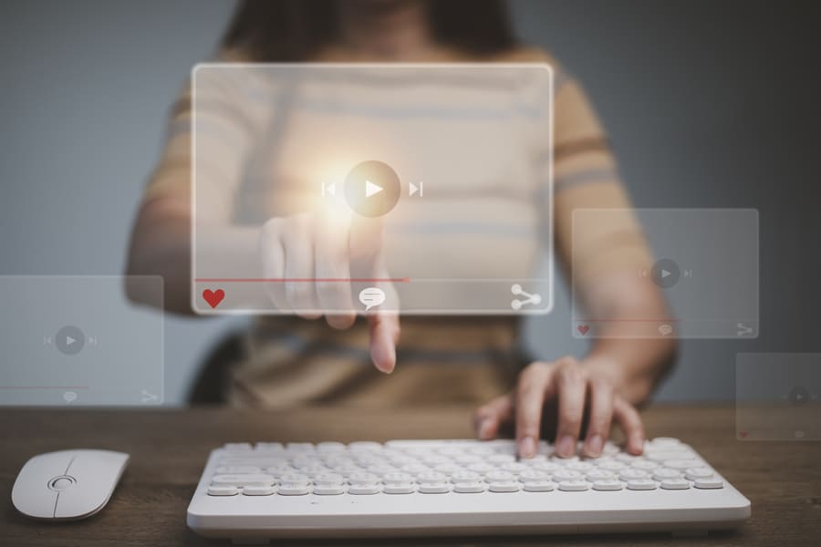 10 estrategias de marketing online para impulsar tu negocio en lÃnea mujeres que usan mouse teclado transmitir linea ver videos internet conciertos vivo espectaculos o tutoriales video marketing en una estrategia digital