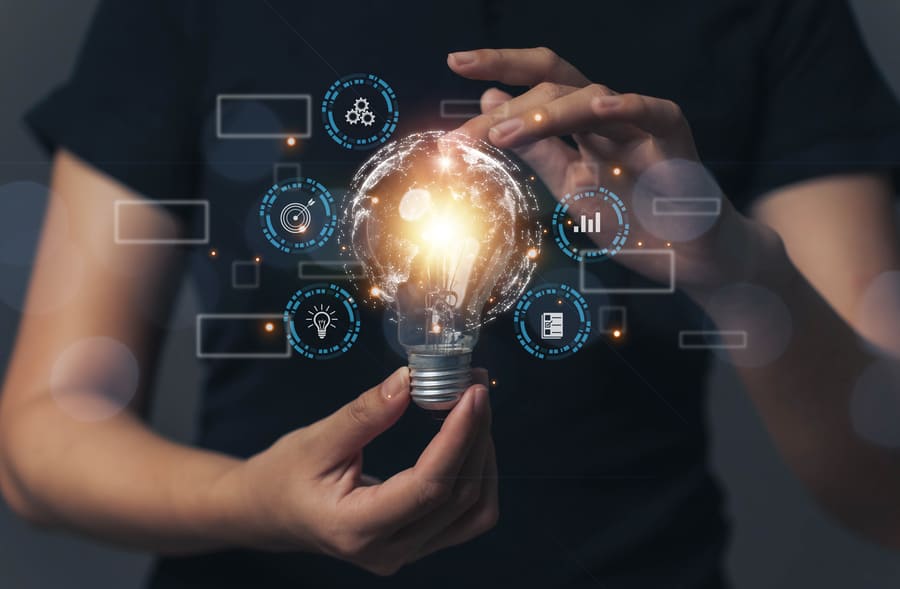 10 estrategias de marketing online para impulsar tu negocio en lÃnea persona que sostiene bombilla que enciende concepto buscar nuevas ideas trabajar comercializar tecnologia internet conexion informacion mundo ia ventajas del marketing online